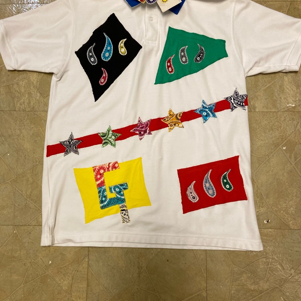 GENUINE THREADZ S M L  WHITE SMALL NUMBER OF BANDANNAS ON FRONT MULTIPLE COLORS